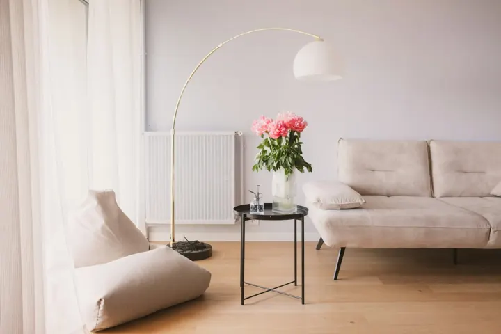 Light living room corner with a sofa and lamp
